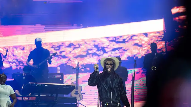 Burna Boy hands Socrates Award to Arsenal’s Bukayo Saka at Ballon d’Or