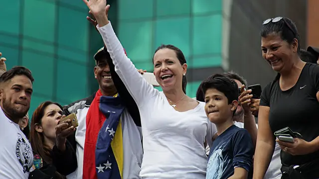 María Corina Machado returns to Venezuela after ten‑month exile, greeted in Lara state